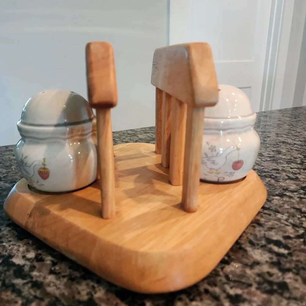 Vintage International China Marmalade Goose Salt Pepper Shaker Napkin Holder Set